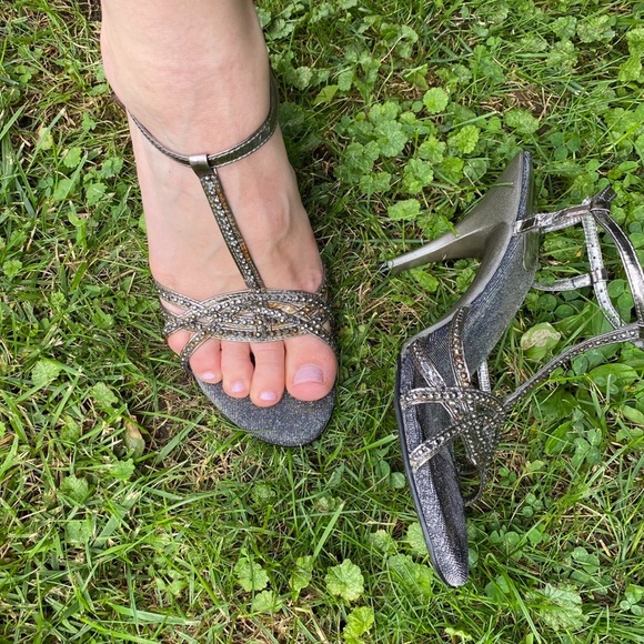 Le Chateau pewter jewelled heels - Picture 3 of 8